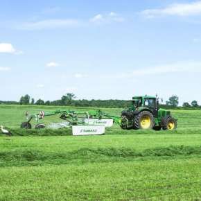 Ciągnik rolniczy w kolorze zielonym John Deere wraz z zieloną grabiarka 2-wirnikowa TANGO 730 Samasz zgrabia trawę www.korbanek.pl