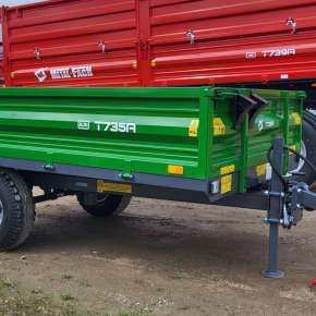Zielona przyczepa wywrotka 1-osiowa o ładowności 2,5-tony firmy Metal-Fach model T735A