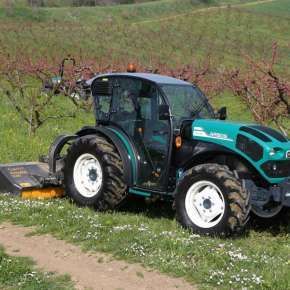Low profile cab arbos 4000 q z kosiarka zawieszaną na tuzie