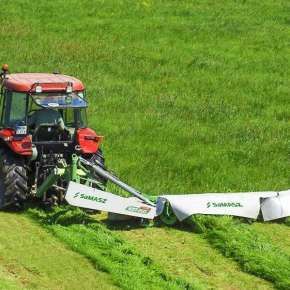 Czerwony ciągnik kosi trawę kosiarką dyskową boczną KDT 260 firmy Samasz www.korbanek.pl