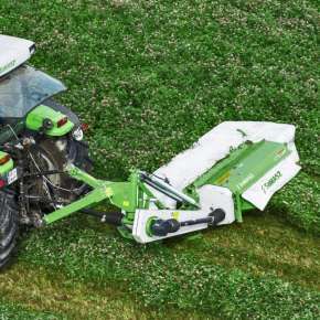 Zielony ciągnik kosi koniczynę kosiarką dyskową z kondycjonerem KDT 300W firmy Samasz www.korbanek.pl