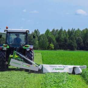 Zielony traktor kosi łąkę kosiarką tylną dyskową KDT 300 firmy Samasz www.korbanek.pl