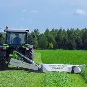 Zielony traktor kosi łąkę kosiarką tylną dyskową KDT 300 firmy Samasz www.korbanek.pl