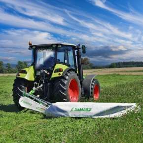 Zielony ciągnik Claas kosi trawę kosiarką dyskową SAMBA 280 firmy Samasz www.korbanek.pl