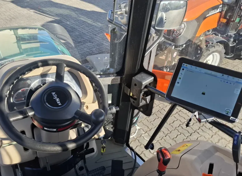 Przykładowy montaż w ciągniku AUPAX