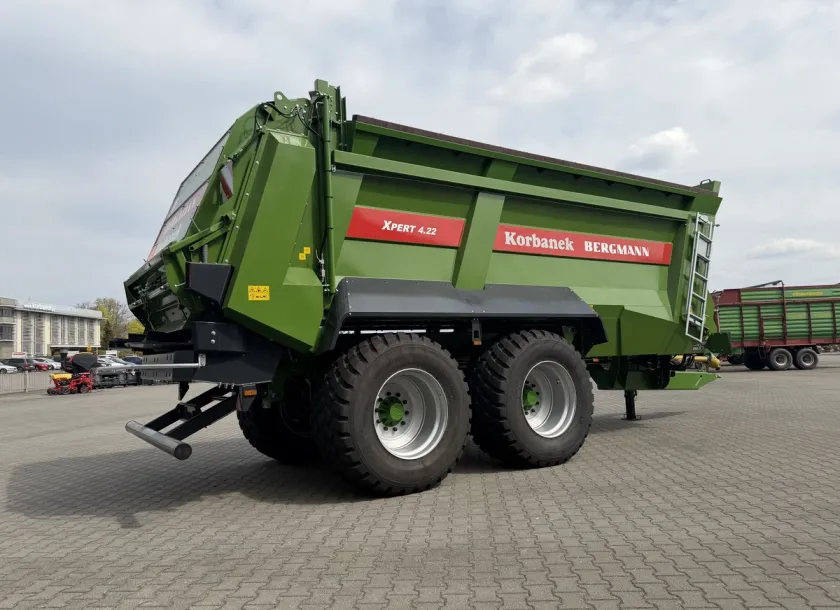 Niemiecki precyzyjny uniwersalny rozrzutnik do wapna i obornika Bergmann XPERT 4.22