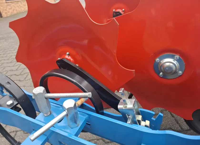 Sekcje pielące pielnika do buraków - talerze chroniące uprawę główną