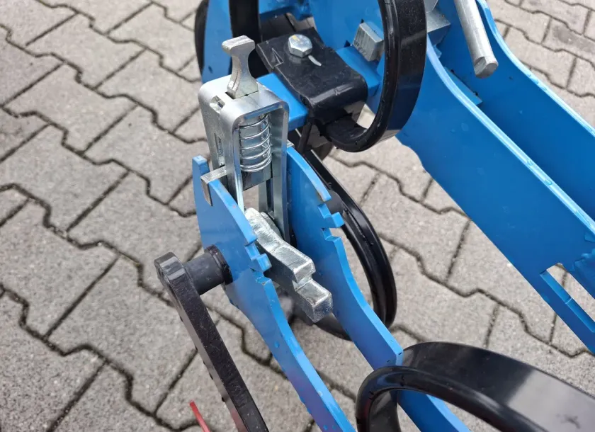 Regulacja ustawienia wysokości talerza chroniącego rośliny Regulacja ustawienia wysokości talerza chroniącego rośliny