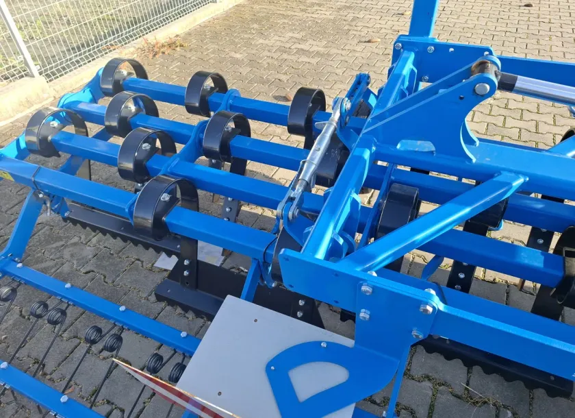 Śruba rzymska, mechaniczna regulacja kąta natarcia noży regeneratora łąki CARRE