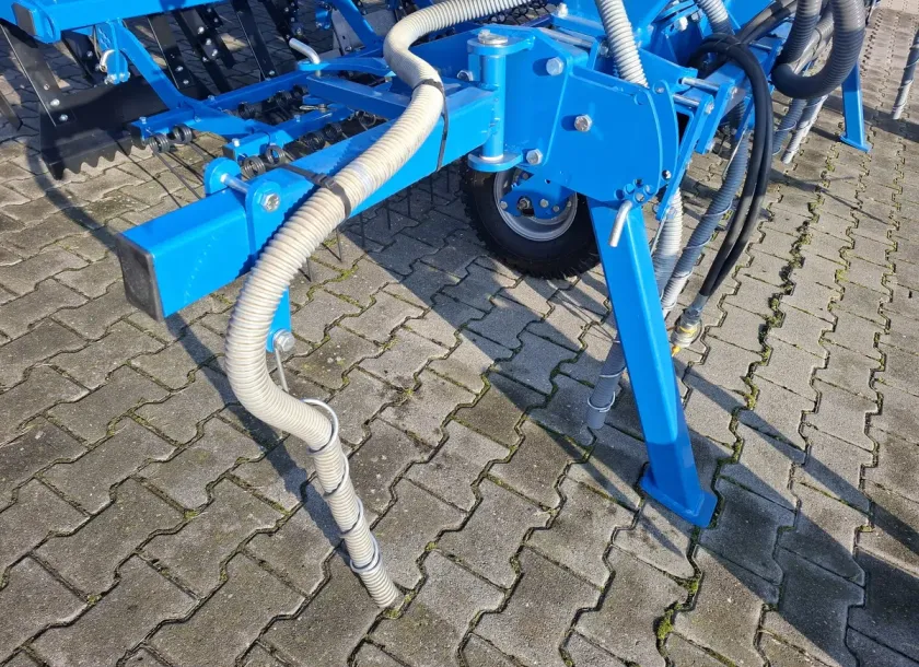 Przewody prowadzące granulat wzmocnione sprężynami stabilizującymi