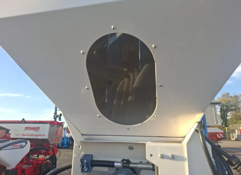 Siewnik rzutowy do trawy, okienko do kontroli poziomu napełnienia