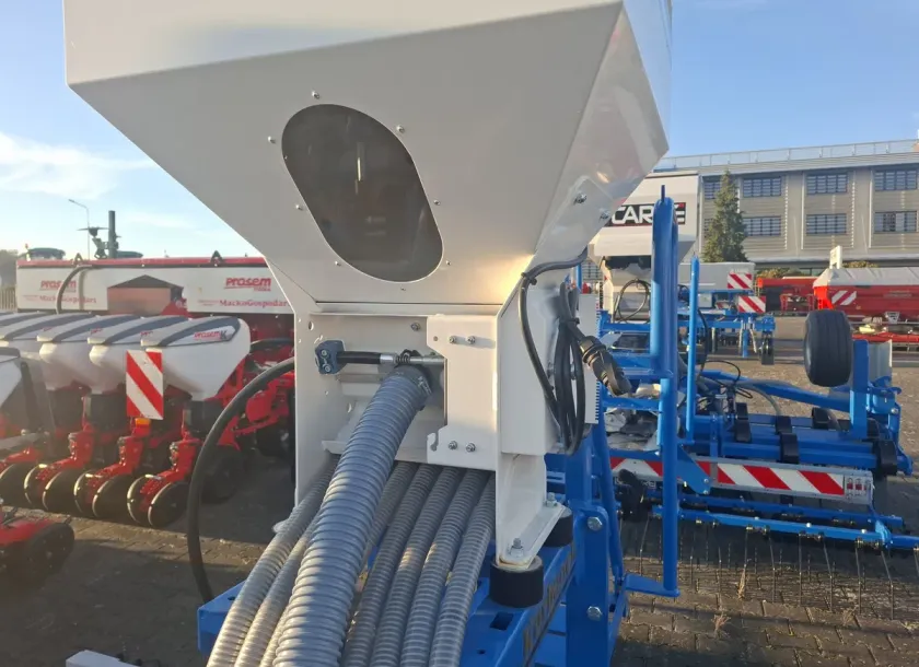 Siewnik do trawy, z pneumatyczną dmuchawą