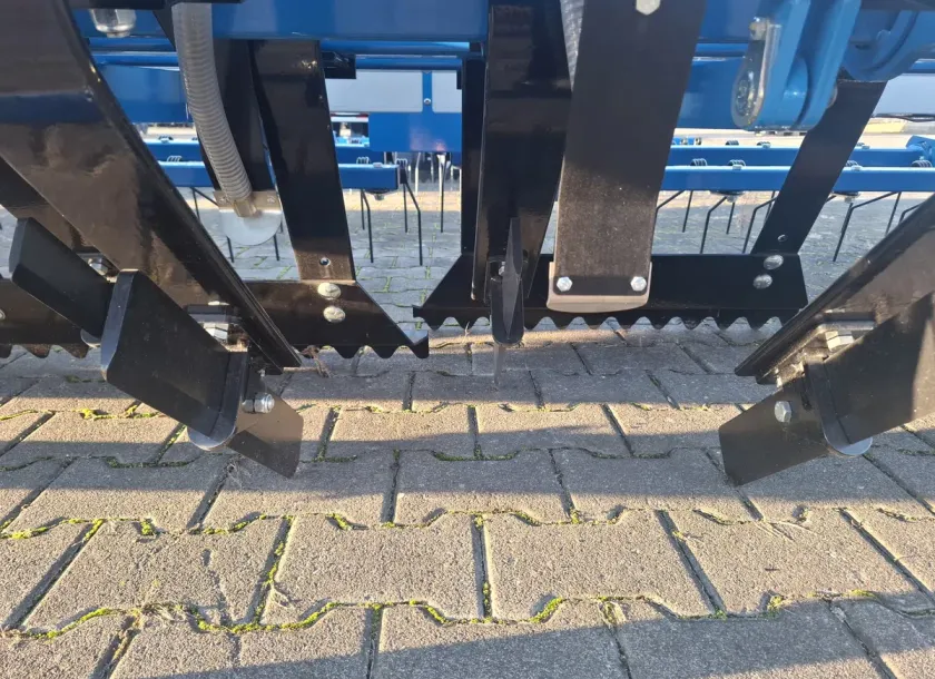 Noże do wertykulacji gleby - widok od spodu