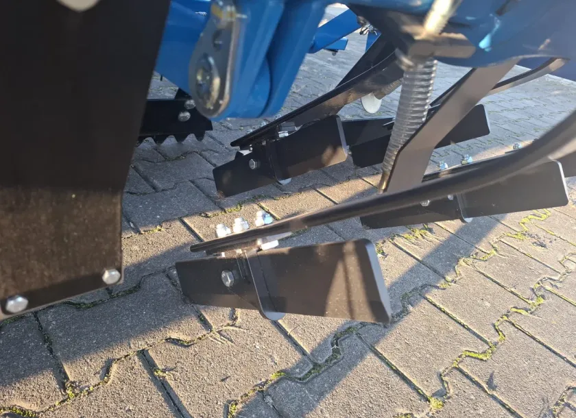 Noże do wertykulacji gleby - widok od boku