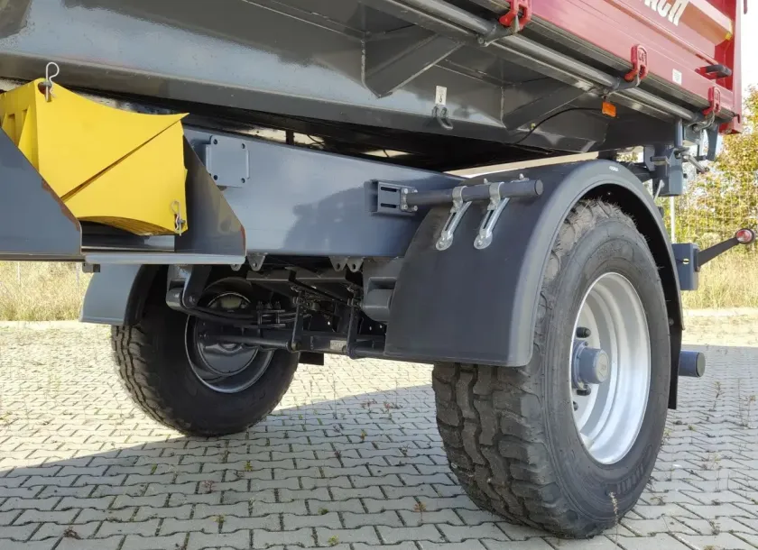 Koła i błotniki wywrotki rolniczej Metal-Fach typ T739A o ładowności 14 ton