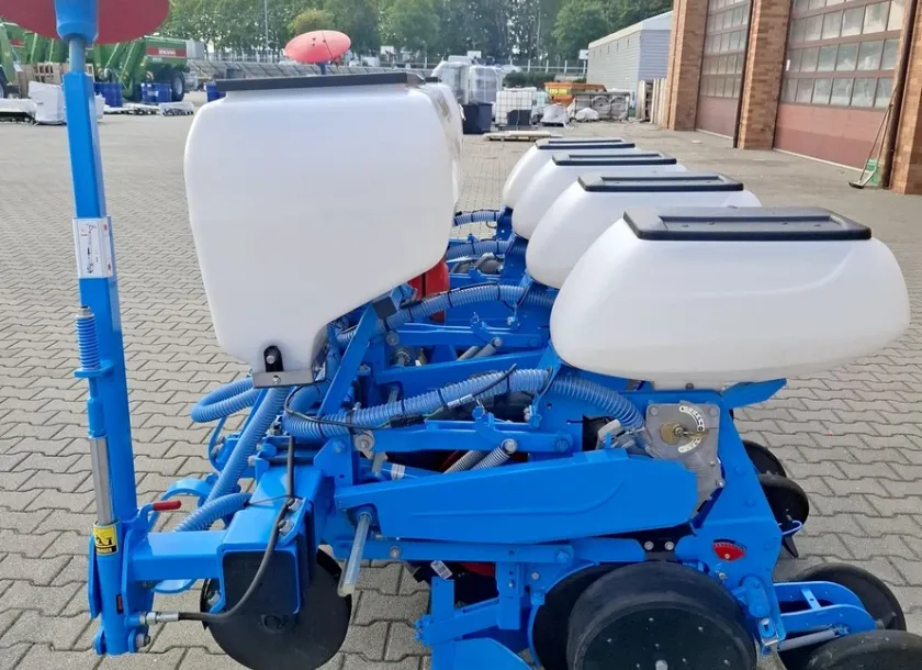Widok z boku na siewnik punktowy