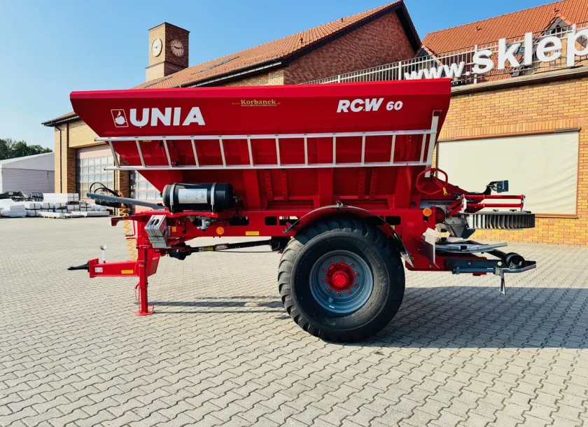 Rozsiewacz uniwersalny do nawozu i wapna Unia RCW 60 Plac firma Korbanek