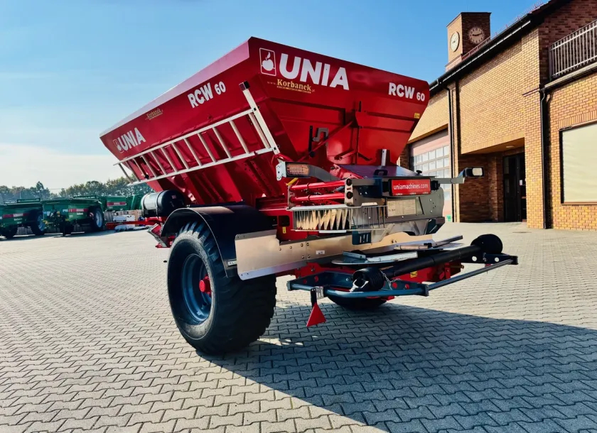 Rozsiewacz uniwersalny do nawozu i wapna Unia RCW 60 Plac firma Korbanek