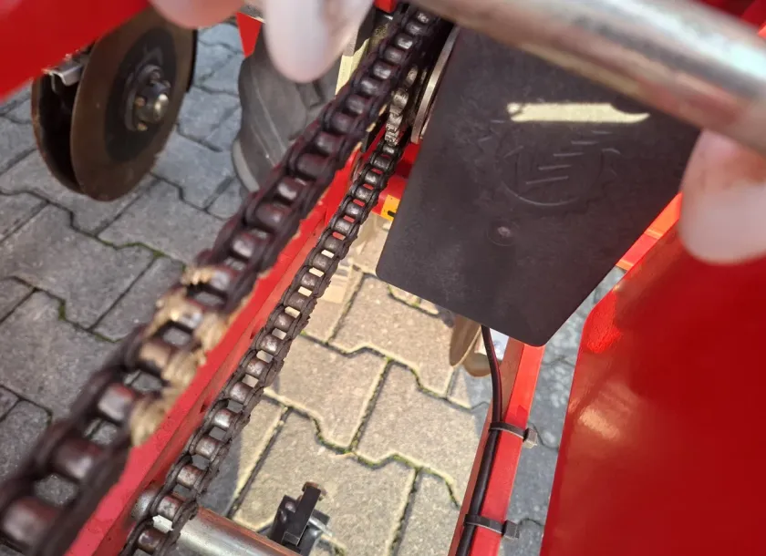 Sprzęgło elektromagnetyczne do rozłączania napędu sekcji wysiewającej