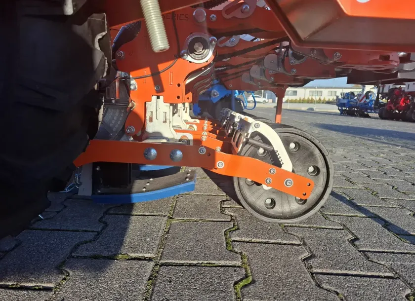 Przednie koła sekcji wysiewającej i redlice wysiewające