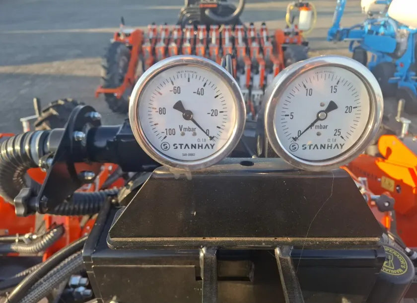 Odczyty kontrolne: wakuometr i manometr