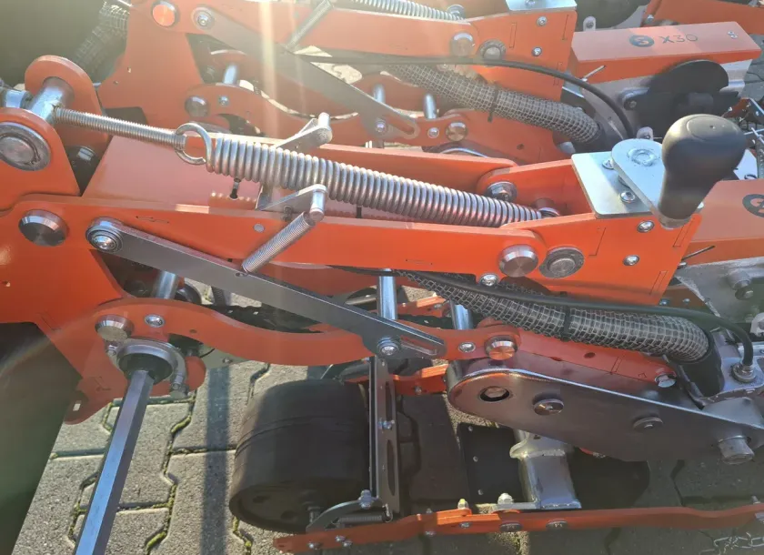 Regulowana sprężyna odciążająca sekcji wysiewającej