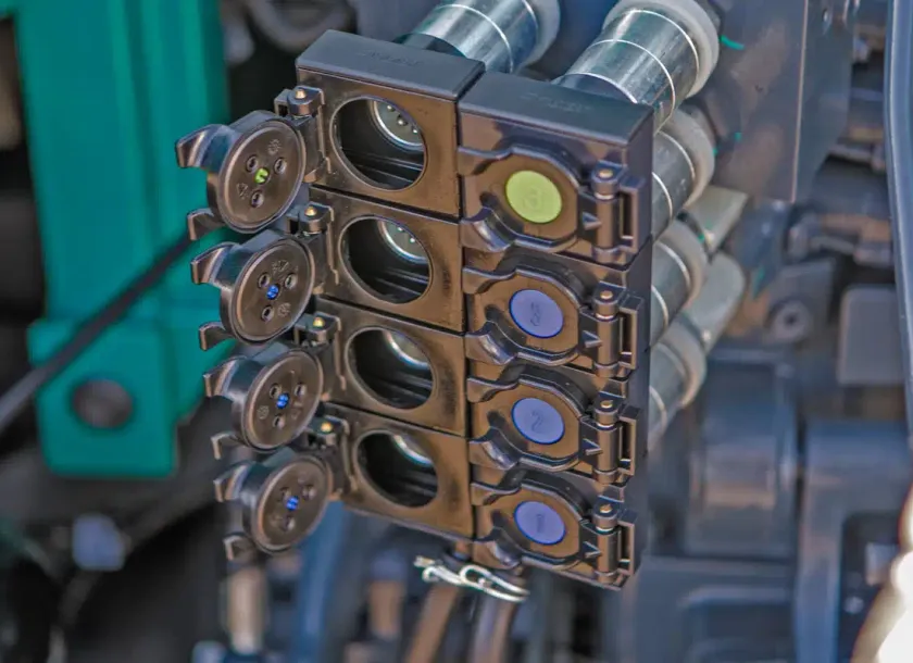 Ciągnik rolniczy Aupax 5130 Stage V widok na wyjścia hydrauliczne