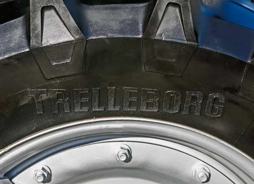Ciągnik rolniczy Aupax 5130 Stage V widok na opony Trelleborg