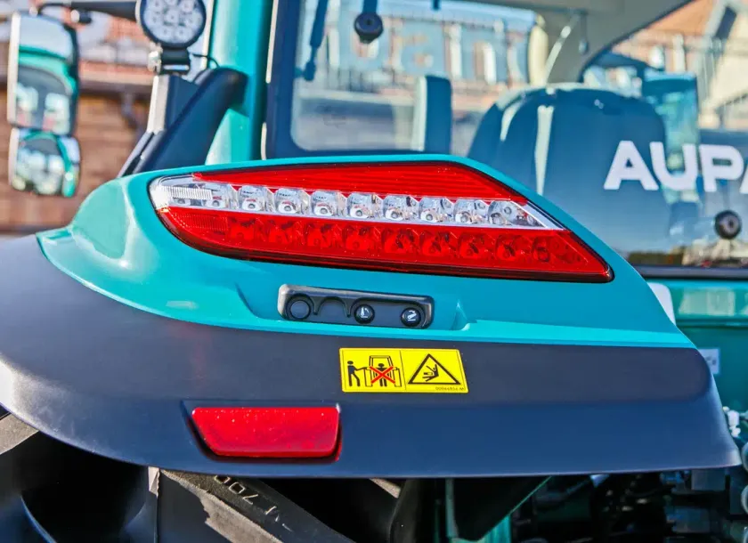 Ciągnik rolniczy Aupax 5130 Stage V widok na lampę tylną