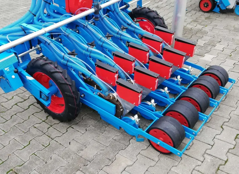Sekcje wysiewające siewnika do warzyw MONOSEM MS D2, tylne koła ogumione