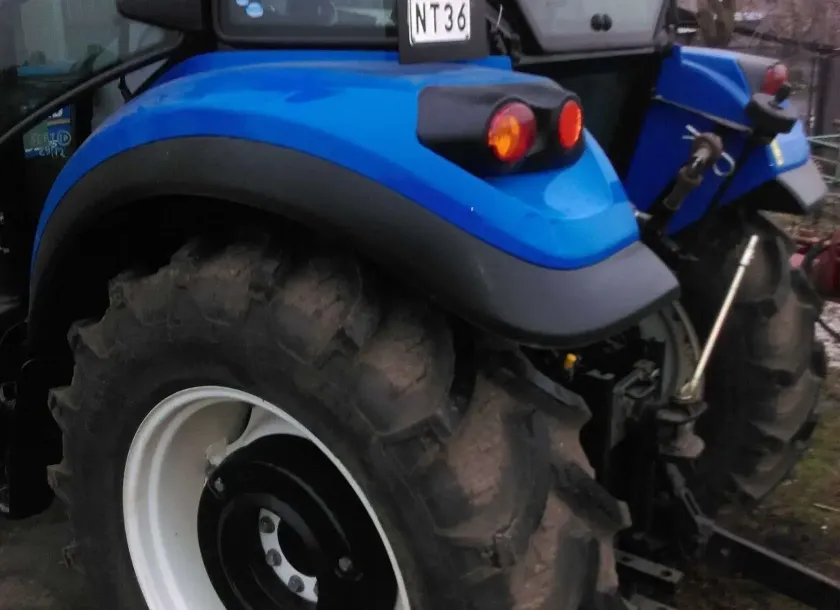 Koła z obciążnikami w ciągniku rolniczym New Holland TD5.75
