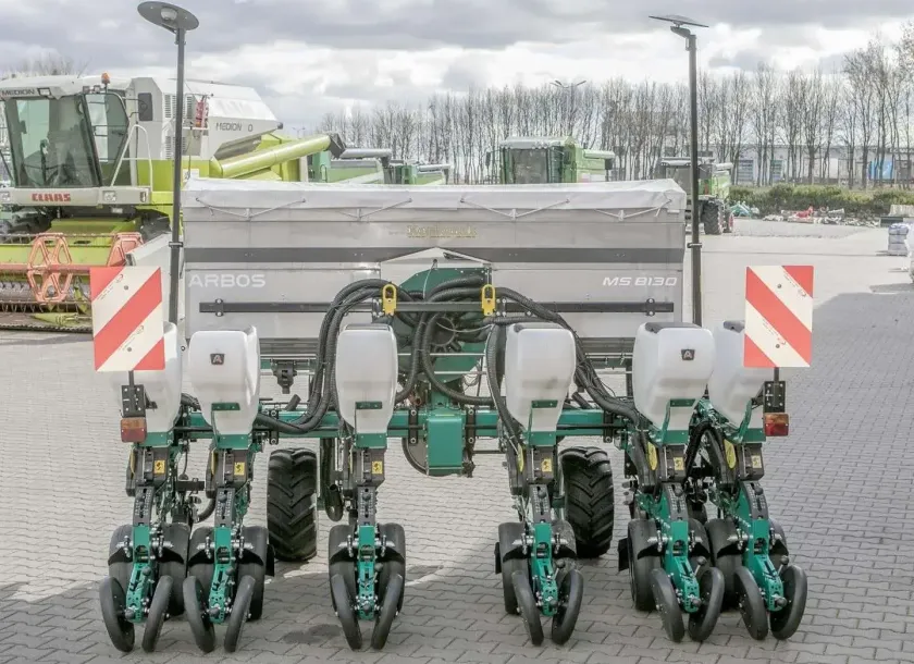 Siewnik punktowy do kukurydzy z podsiewaczem nawozów ARBOS na ramie teleskopowej 6 rzędowy