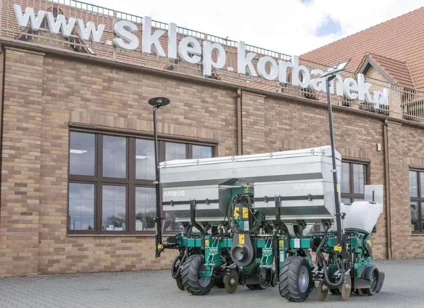 Siewnik do kukurydzy i buraków punktowy z podsiewaczem i kontrolerem wysiewu