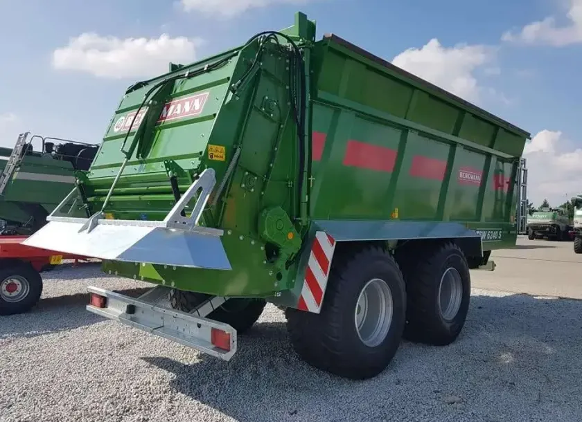 Widok od tyłu Rozrzutnika Obornika firmy Bergmann model TSW 6240 S na podwoziu tandem z deflektorem kierunkowym