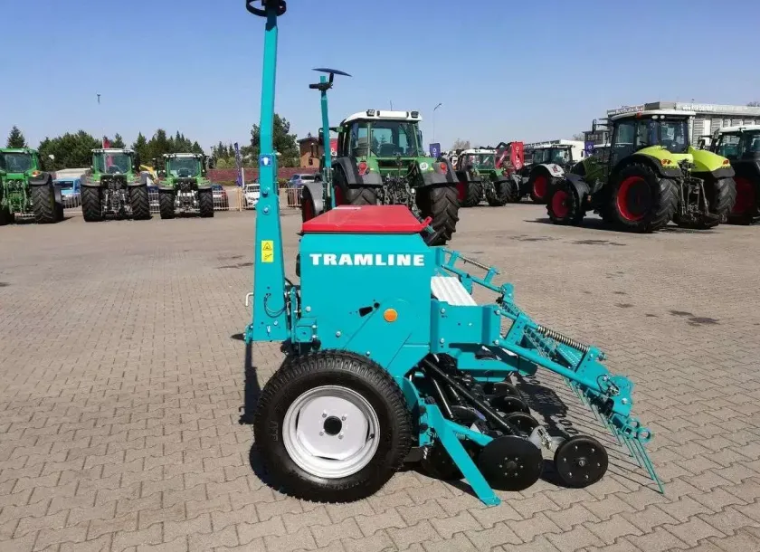 Siewnik ze znacznikami przejazdów hydraulicznie składanymi