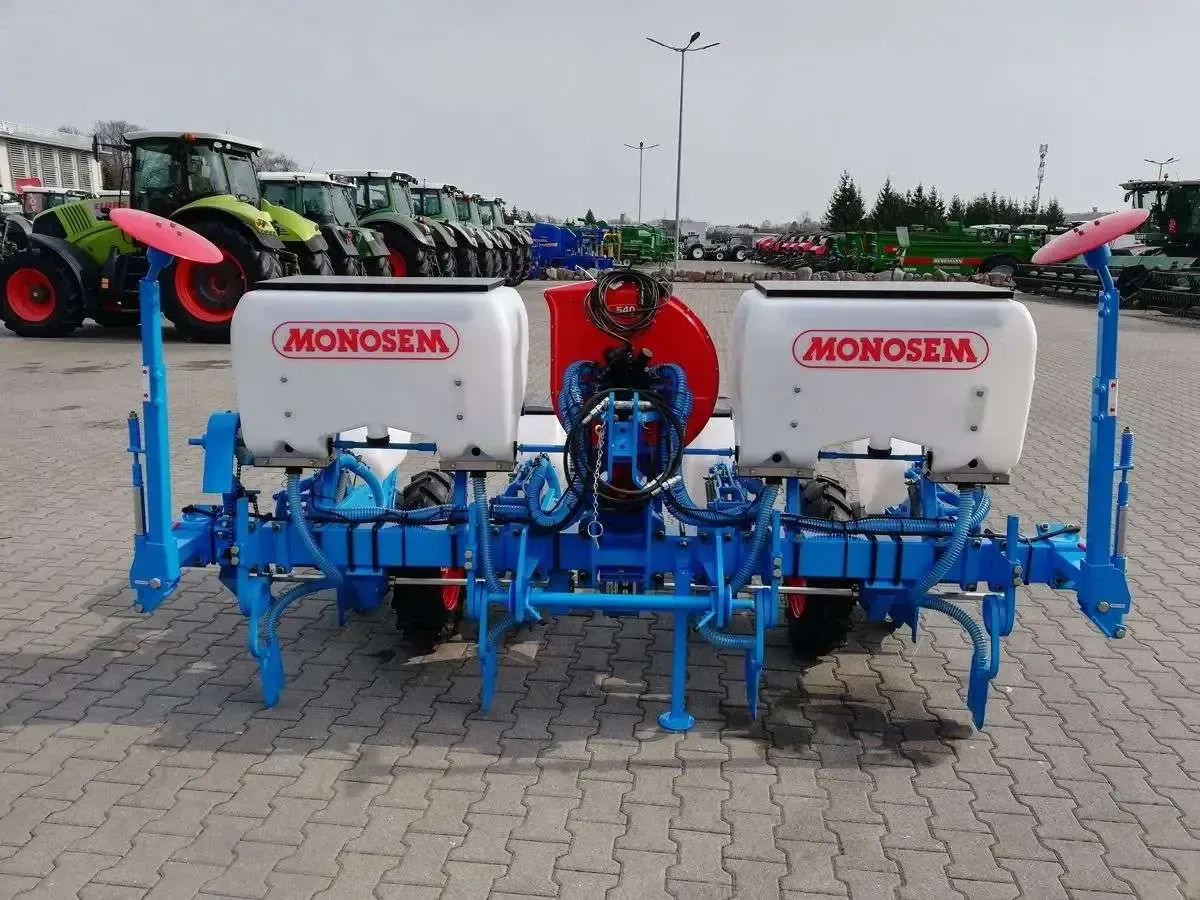 Siewnik do kukurydzy z podsiewaczem i znacznikami hydraulicznymi