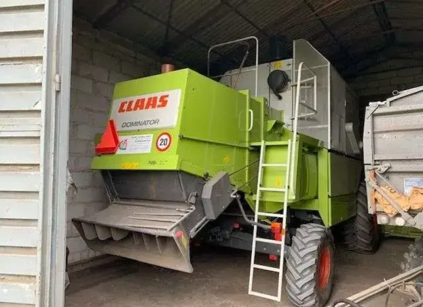 Używany kombajn Claas Dominator 150 widok z tyły zdjęcie pod wiatą