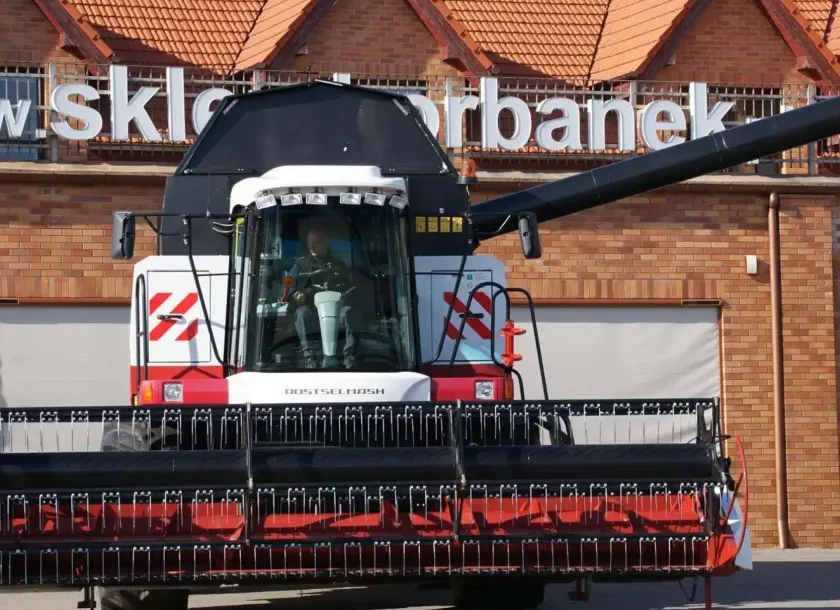 Zdjęcie z przodu kombajnu zbożowego Rostselmash Acros 595 +. 