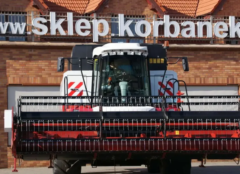 Widok hedera 6 metrowego w kombajnie Rostselmash Acros 595 +.