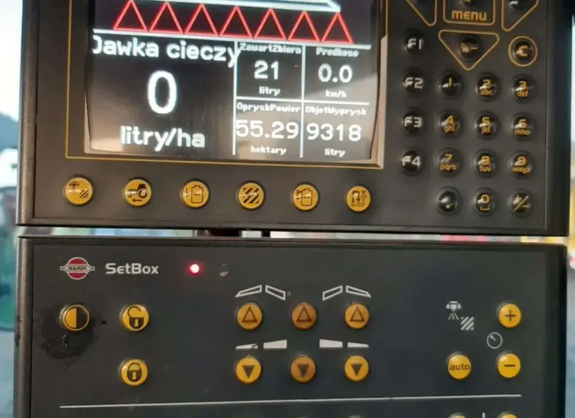 Komputer w używanym opryskiwaczu Hardi 3200i