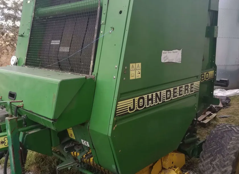 prasa rolująca zmiennokomorowa używna marki John deere model 580