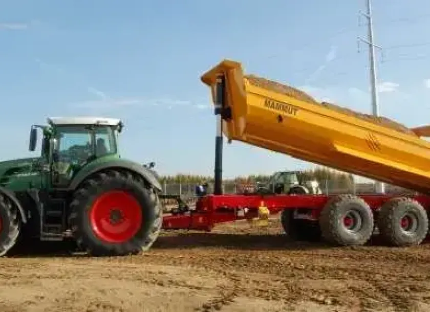 Praca zestawu ciągnik rolniczy z przyczepą budowlaną PBN Metaltech