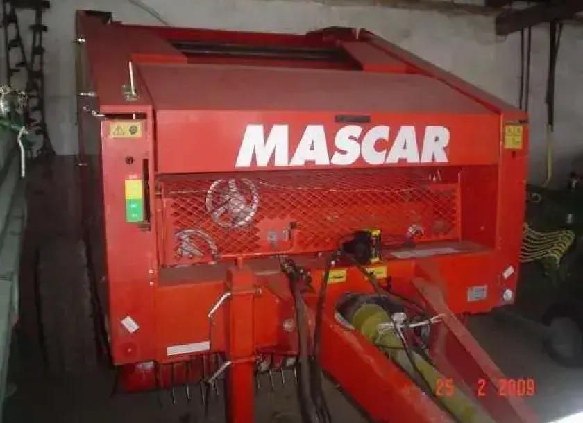 Prasa zwijająca stałokomorowa Mascar z roku 2000.