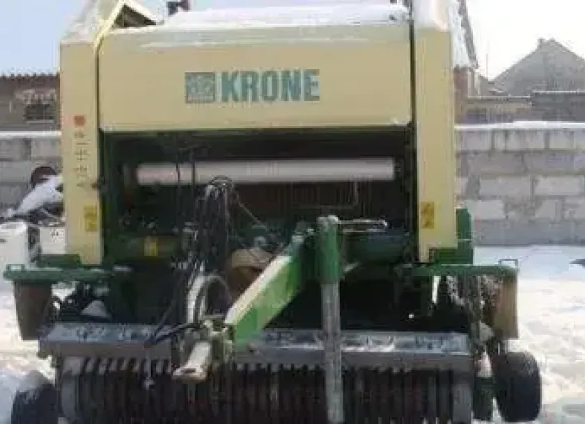 używana prasa zwijająca Krone Round Pack 1550 2000 r zdjęcie od przodu