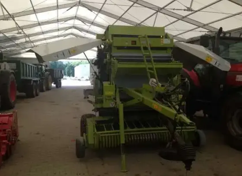 prasa Claas Variant 260, rok produkcji 2005 pod dachen na utwardzonej powierzchni