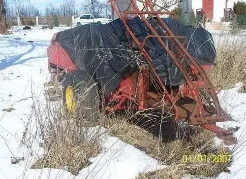 prasa kostkująca Welger AP 45 1980 r używana przykryta czarną plandeką