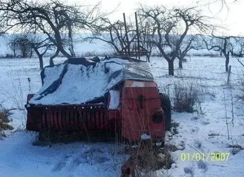 pokryta śniegiem prasa kostkująca Welger AP 45 1980 r zimowy krajobraz