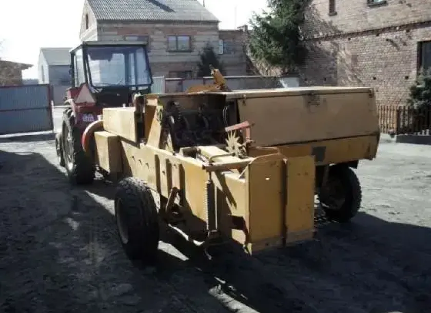 używana prasa kostkująca Sipma Z224 rok produkcji 1985 r zaczepiona do ciągnika Ursus