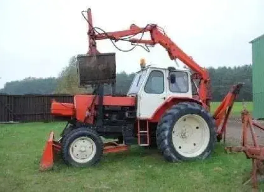 Zdjęcie boczne używanej koparko-ładowarki Białoruś rok produkcji 1983 sprawna korbanek.pl
