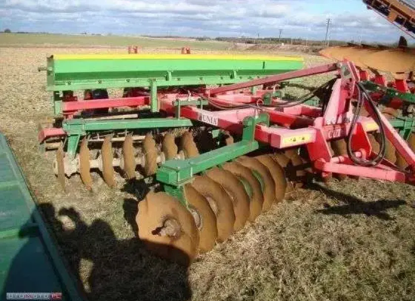 Tależówka w pracay polowej zaczepiona do ciągnika marki Unia Group typ CUT XXL